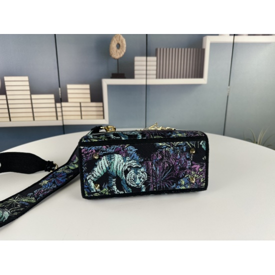 On July 10th, 2023, equipped with shoulder straps [Lady] ♥ Lingge series: The latest Di.0r series draws a lot of natural elements, with colors close to vegetation. Various vine prints, embroidery, and hollowed out forms present the beauty of nature, great
