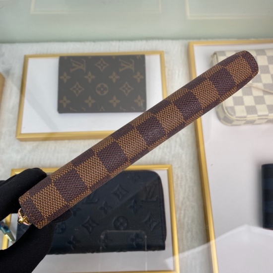 20230908 Louis Vuitton] Top of the line exclusive background N41626 brown powder size: 19.5x 9.0x 1.5 cm Clemence wallet, compact but full capacity, made of exquisite and durable Monogram canvas material. The bright lining and leather zipper showcase wome