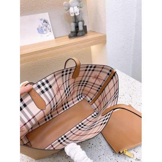 On November 17, 2023, P180 ❤ Burberry/Burberry Classic Temperament Big Brand Shopping Bag This is really classic. Your much-anticipated style looks great on the back, with a small bag inside. The quality of the bag is super B, imported fabric (original co