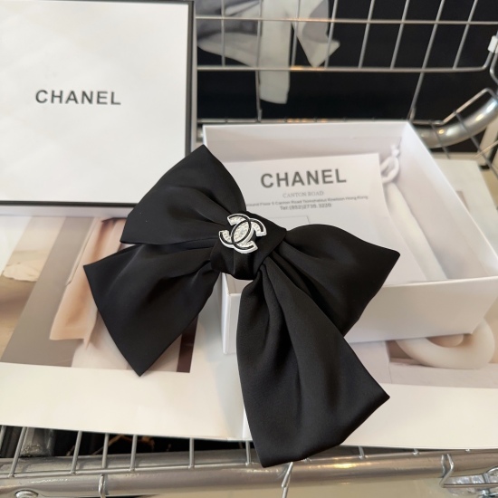 220240401 P 55 comes with packaging box Chanel's latest popular spring hairpin, super beautiful! A socialite with a charming demeanor, a must-have for little fairies