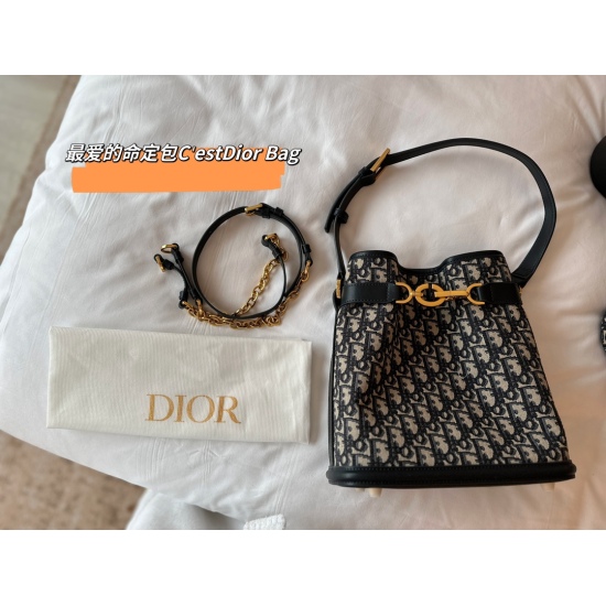 2023.10.07 230 box size: 24 * 24cmD Home Dior is a hot new CestDior Bag. The cool and sweet bucket bag looks great when you go out and carry it with you