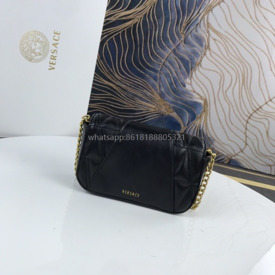 This Virtus dinner bag made its debut at the autumn and winter fashion show, named after Roman deities, representing strength, courage, and character. The accessories are made of soft V-shaped pattern quilted cow leather, and are equipped with magnetic sn