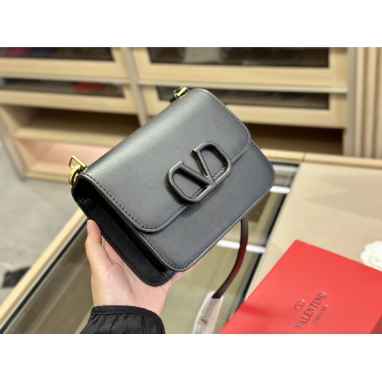 2023.11.10 210 box size: 18.14cm Valentino new product! Who can refuse Bling Bling bags, small dresses with various flowers in spring and summer~It's completely fine~