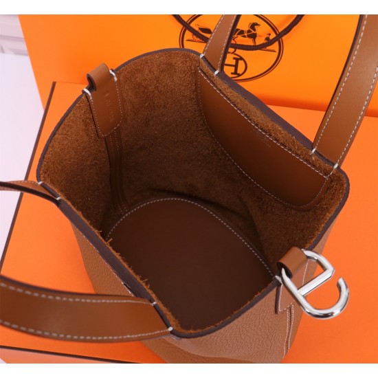 20240317/18 (with shoulder straps): The 550 gold brown silver H pig nose bag has a unique design sense, low-key and personalized, with the handle and bottom retaining the classic shape of the pig nose, and the overall image of the vegetable basket is also