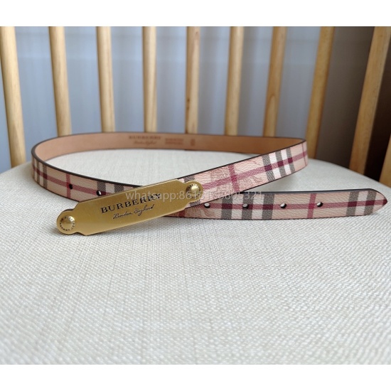 On August 7th, 2023, Burberry counter features the same imported cowhide narrow waistband with a width of 2.0cm. It is a high-quality pure copper female accessory label with a buckle. Women's preferred summer outfit is jeans, casual pants, super beautiful