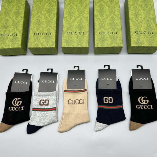 2024.01.22 Comes with packaging Gucci's new classic mid length stacked socks! A box of five pairs, synchronized stockings and socks at the counter, a must-have for trendsetters and a great match for big brands on the street.