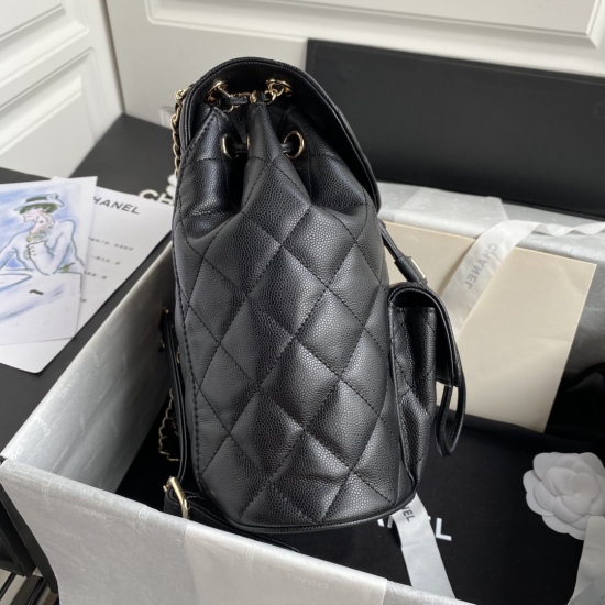 P1080Chane model 1371 # ball patterned diamond checkered backpack, this is a super unbeatable and wear-resistant black lychee skin. It has a chain that can be carried by hand, and the key is that the actual product is really lightweight and exquisite. Whe