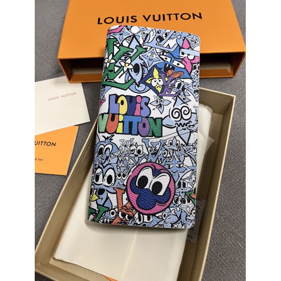 2023.07.20 LV Wallet Card Bag Wallet Wallet M82011 This Brazza wallet features coated canvas as the canvas, transforming classic Monogram flowers and letters into cartoon characters, conveying full emotions such as surprise and admiration. Functional desi