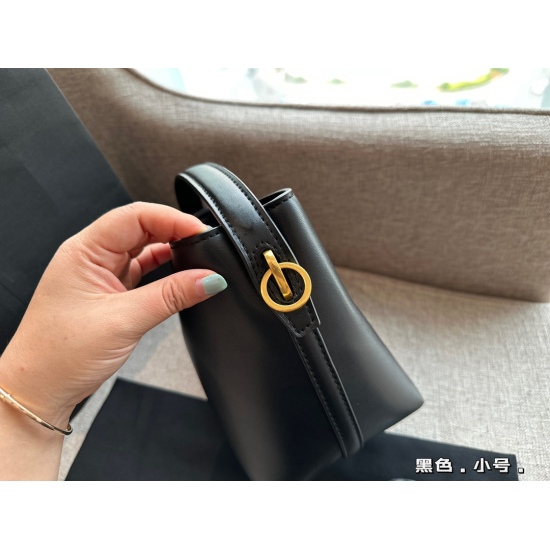 2023.10.18 225 155 (with box) size: Bottom width 17 * 20cm (small) Bottom width 20 * 25cm (large) YSL Saint Laurent | Le37 Mini bucket bag, don't be too cute and spicy!!!! It can be carried by hand or pulled by hand, and there is also a shoulder strap tha