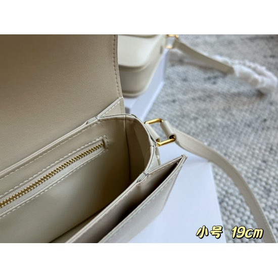 2023.10.30 225 140 box (upgraded version) Size: 23cm (large) 19cm (small) Celine Arc de Triomphe! Very high-end! Very advanced! Great for summer! ⚠️ Cowhide! Cowhide!