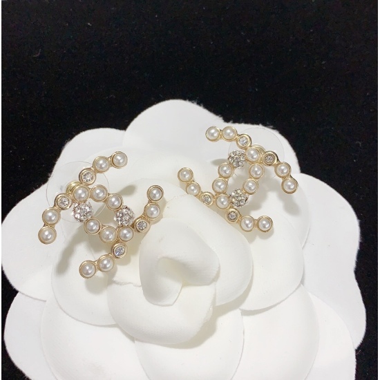 20240411 BAOPINZHIXIAO Hot selling 2020 Xiaoxiang Chanel Home Full Diamond Ball Pearl CC Earrings Same Material 925 Silver Needle Elegant and Elegant Exquisite Design Carving Very Decorative Face Shape Youth Vitality Attracting at a Glance This one is ver