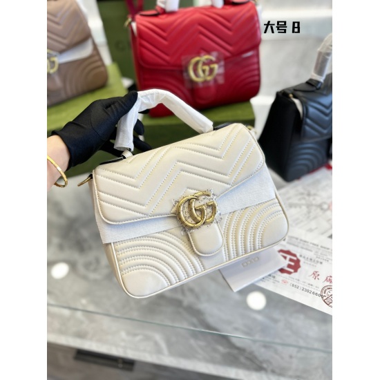 On October 3, 2023, p215, I will continue to send beautiful GUCCI until you have it. Open the Sweet Date Stamp with the GG Marmont handbag. This GG handle messenger bag still has a simple and atmospheric design! Fashion Classics! 190 is undoubtedly one of