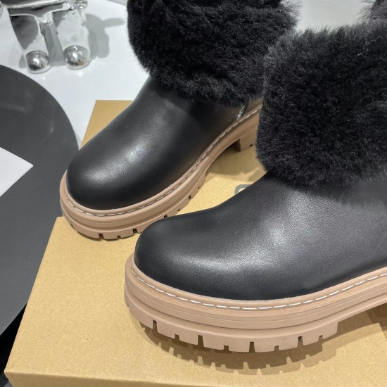 September 29, 2023, 330... UGG 2023 New Martin Boots on the Market ✨ UGG's new overseas counter features a simple, atmospheric and minimalist style. Fabric: Australian imported fur and fur integrated inner lining: 100% pure wool imported from Australia. B