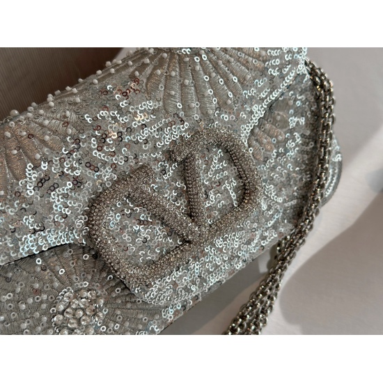 2023.11.10 505 box size: 21 * 11cm Valentino new product! Who can refuse Blingbling's FW bag, various floral dresses in spring and summer~No problem at all~The brightest star in the dinner party