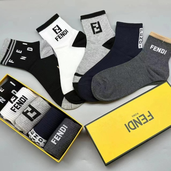 2024.01.22 FENDI 2023 New Classic Mid Length Stacked Socks and Socks! A box of five pairs, synchronized stockings and socks at the counter, a must-have for trendsetters and a great match for big brands on the street.