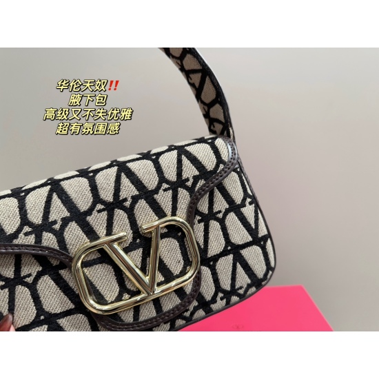 2023.11.10 P195 folding box ⚠ 22.11 The color matching of the Valentino underarm bag has a retro feel, and it is high-end yet elegant, with a sense of atmosphere. It is suitable for commuting, leisure, and dating