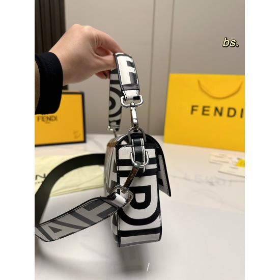 2023.10.26 P205 (with box) size: 2615FENDI's latest co branded Marc Jacobs stick bag is a cool stick bag made of printed leather material! Decorated with black and white and red white Fendi Roma lettering in perfect contrast, the classic iconic wide shoul