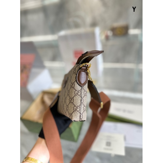 On October 3, 2023, the new gucci bag p180 fell in love with the new gucci bag at first glance. It is not large in size, has a large capacity, and can be carried in various ways, making it look good 18cm