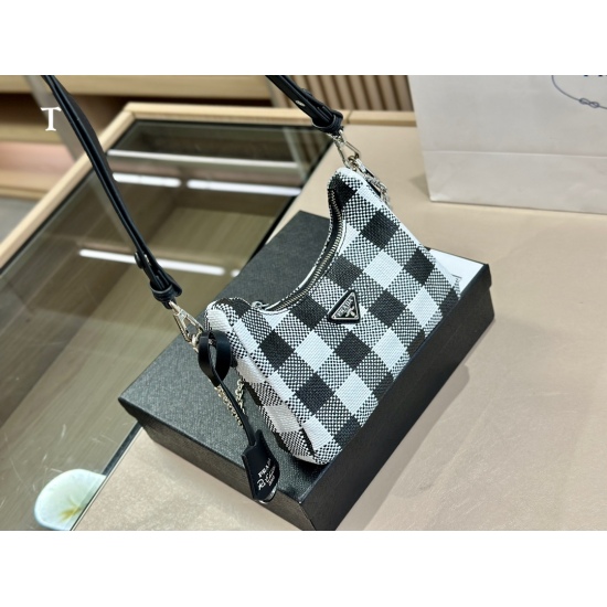 2023.11.06 180size: 21 * 15cm Prada's best-selling internet celebrity. The same Prada crossbody Lafite bag comes with your eyes closed!