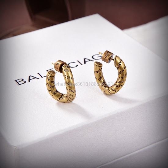 July 23, 2023 ❤ BALENCIAGA Balenciaga Ear Studs Earrings Rocket Series Counter is updated synchronously with simple looping and overlapping earrings, classic styling and matching design