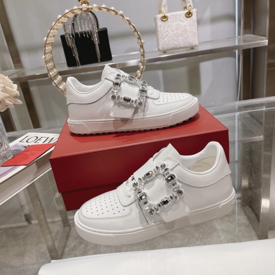 On January 5, 2024, the 31524 new model Zhou Dongyu~Tang Yan~Linda, the same dream love shoes RV square buckle small white shoes! The trend of light sports is coming. This is very suitable for girls who want to increase height! Perfectly stretched leg lin