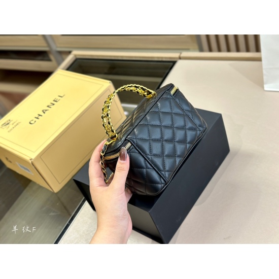 2023.10.13 200 Comes with Folding Box Aircraft Box Upgrade Quality Size: 17.11cm Chanel Handheld Makeup Small Box Out of the Street, Can Repair Makeup When Open, Can Turn Off a Stubborn Shape