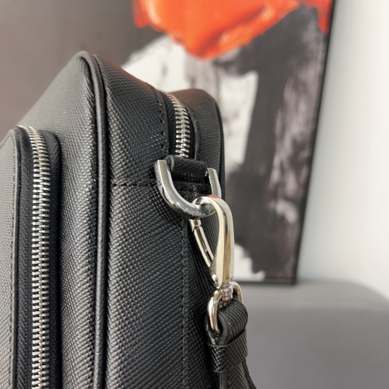 2023.11.06 P270 Prada Triangle Cowhide Postman Bag with Diagonal Straddle Shoulder Bag Made of High Quality Original Fabric Material High end Goods Comes with Small Ticket Special Container Item Number Specification: 24 x 18