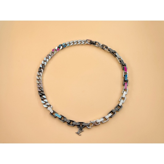 2023.07.11  LV 2023 Latest Cuban Necklace This Paradise Chain bracelet features eye-catching enamel and artificial crystal, replicating the chain elements depicted by Virgil Abloh, showcasing a striking blend of materials and colors. Monogram inscription 