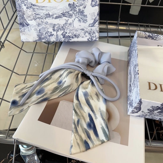 220240401 P55 comes with a Dior new hairband packaging box, a refreshing summer collection, fashionable and versatile, and the actual product looks even better! A must-have for young ladies