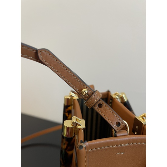 On March 7, 2024, the original order was 650 Super Grade 770 Caramel Sunshine Mini Hawksbill Handheld Crossbody. The cute and exquisite mini tote, paired with a hawksbill handle, is definitely a must-have it bag for this year! Don't be fooled by its small