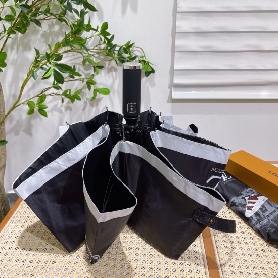 2023.06.30, Louis Vuitton The new fully automatic folding umbrella in the summer counter is popular and fashionable. The product is processed with nanotechnology and has a strong water repellent effect. The luxurious LV logo stands on the umbrella surf