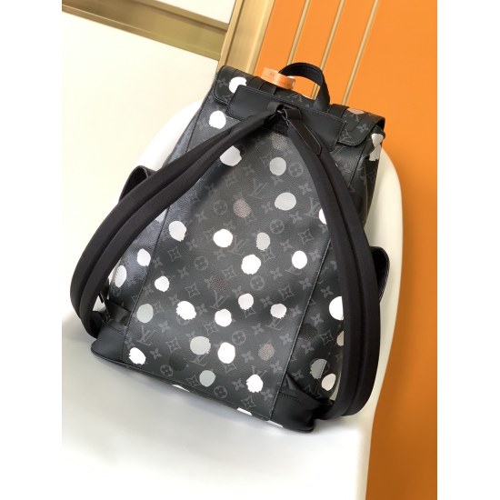 20231125 p750M46403: Louis Vuitton continues to collaborate with renowned Japanese artist Yasuhisa Kusama in a new chapter, launching the Louis Vuitton x Yasuhisa Kusama collaboration series once again. The LV x YK Christopher Medium Backpack is made of M