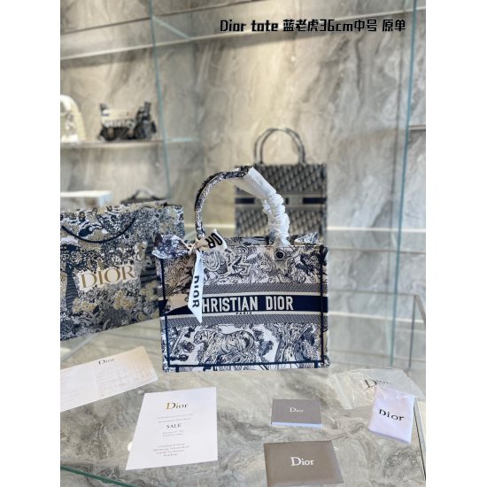 On October 7, 2023, the new mid size Dior Book Tote is an original work signed by Christian Dior Art Director Maria Grazia Chiuri and has now become a classic of the brand. This small style is designed specifically to accommodate all your daily necessitie