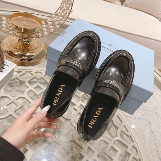 20240414 PRADA's triangle logo has been changed to a silver border position, and the gear print design has been added, making it feel more delicate and fashionable! The thick bottom design can increase the height of the feet a lot! Original purchase, disa