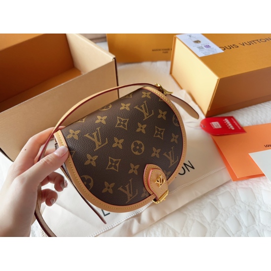 2023.10.1 p205LV Tambourin Saddle Bag! M44860LV Tambourin Saddle Bag! This saddle bag is inspired by its 2003 sibling design! The TAMBOURIN series reproduces the smart hand drum design and reinterprets the fashionable charm of classic bags! The compact ap