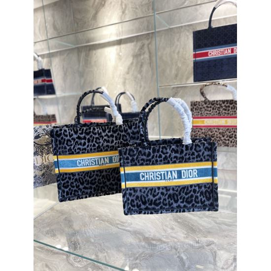 On October 7, 2023, the original velvet p280/220 Dior Book Tote is an original work signed by Christian Dior Art Director Maria Grazia Chiuri and has now become a classic of the brand. This small style is designed specifically to accommodate all your dail