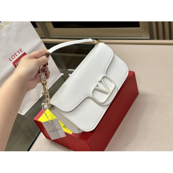 2023.11.10 195 box size: 27.15cm Valentino new product! Who can refuse Bling Bling bags, small dresses with various flowers in spring and summer~It's completely fine~