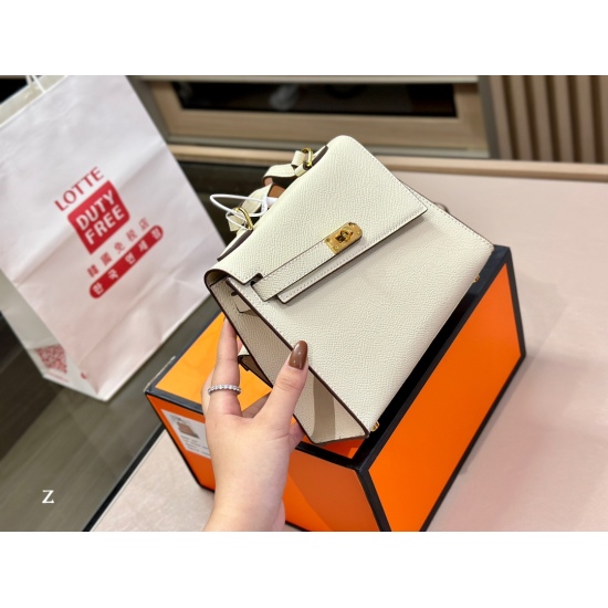 2023.10.29 310 comes with a foldable box size: 20.15cm Hermes Double sided Kelly size is just right! Really, ma'am. Nice looking, ma'am ⚠️  The top layer cowhide bag is particularly textured!