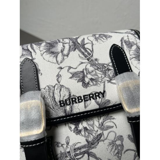 2024.03.09 P1110 Latest runway style BUR genuine crossbody bag and messenger bag! Imported printed fabric paired with cowhide, embroidered logo! The shoulder strap can be adjusted in length, and can be worn across the body or on one shoulder! There are bu
