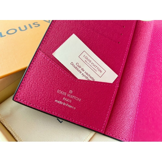 2023.07.11  LV Passport Clip Christmas Collection Theme M 858 2021 Christmas Passport Clip! The perfect companion for fashionable travel. The luxurious grain grain grain calf leather lining, with multiple compartments inside, is a classic travel accessory