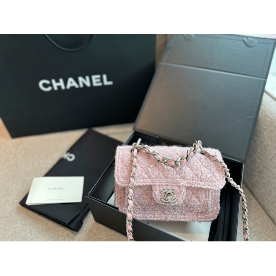 255 box size: 19 * 13cm is worth buying!!! Xiaoxiang's 23s. The woolen pink postman bag, the pink little princess, looks at it flickering! Retro and shining!