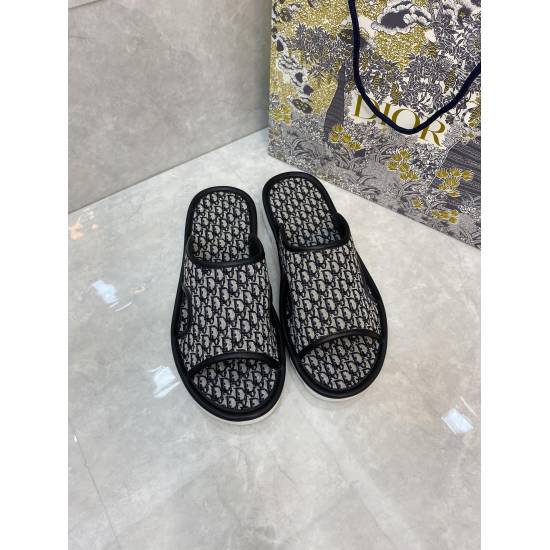 20240403 P210 DIOR ALIAS New Sandals Slippers Dior Alias Sandals is a new product for the summer of 2023, a leisurely and exquisite piece of work. This style is made of beige and black Dior Oblique jacquard, showcasing classic design elements. This sandal