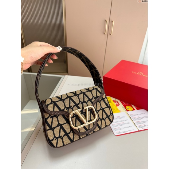 The color matching of the p190 Valentino underarm bag has a retro feel, and it is high-end yet elegant, with a sense of atmosphere. Commuting, leisure, and dating are all compatible with the L-153 size 22.7.14 box