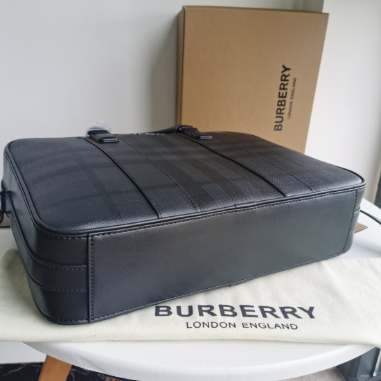 On March 9, 2024, the original P700 Burberry new slim briefcase is crafted with plaid and Italian tanned leather, decorated with the brand logo design. Can create a handheld design, or use detachable shoulder straps for carrying. At least 30% of the main 