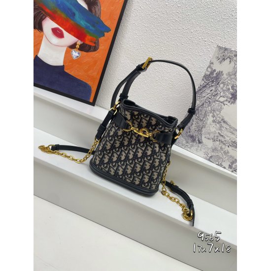 On July 20, 2023, Dior Small Bucket Bag is the same model as many celebrities, such as Dior Baby. It features a unique and innovative design style, a special counter commemorative bucket bag, a crossbody bag, an imported original vintage hardware exclusiv