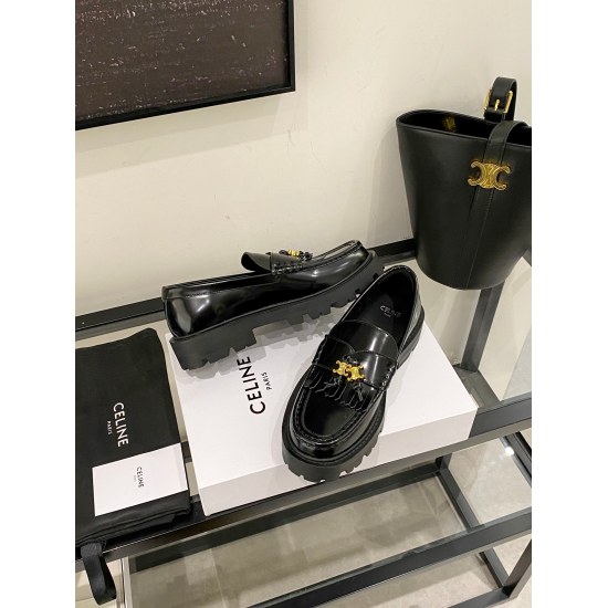 20240403 310Celine Triumphal Arch thick sole flowing tassel loafers are truly amazing. The hollowed out Triumphal Arch gold buckle continues the classic black and gold color scheme, with a retro tassel design that is very versatile and friendly to young g