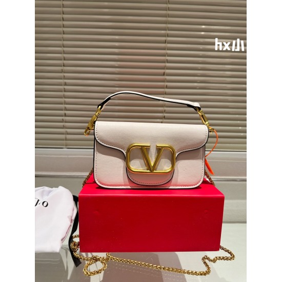 2023.11.10 P175 box matching ⚠ The size of the new Valentino product is 20cm, and the upper body effect is stunning. It is high-end yet not rigid, and the beauty is all in it. When attending parties and other events, it is important to choose Shiny Shiny