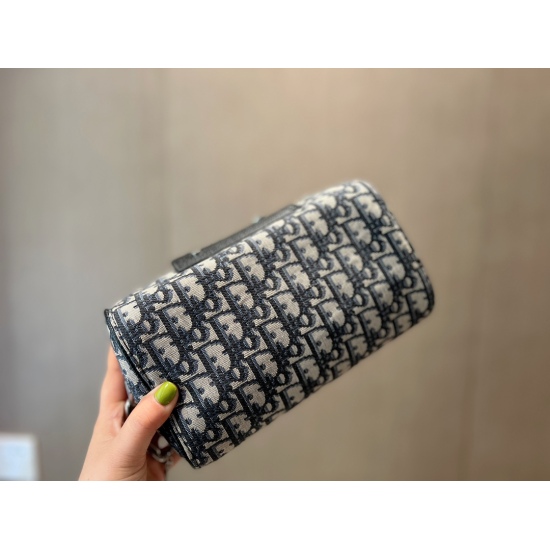 On October 7, 2023, the 215 comes with a box size of 22 * 14cmD, a classic vintage pattern small tube bag that comes with a popular physique Homme cylinder and Dior classic vintage pattern. The size is moderate, and this tube bag is a must-have trendy ite