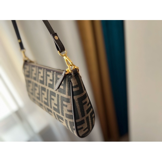 2023.10.26 180 box size: 23 * 14cm Fendi underarm bag is really perfect! Small and cute enough to hold your phone! Love, love! Handheld armpit crossbody