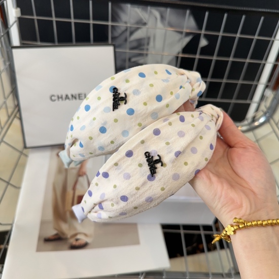220240401 P 55 comes with packaging box Chanel's latest small shampoo dot hairband, simple and practical, fashionable and trendy! A must-have for little fairies